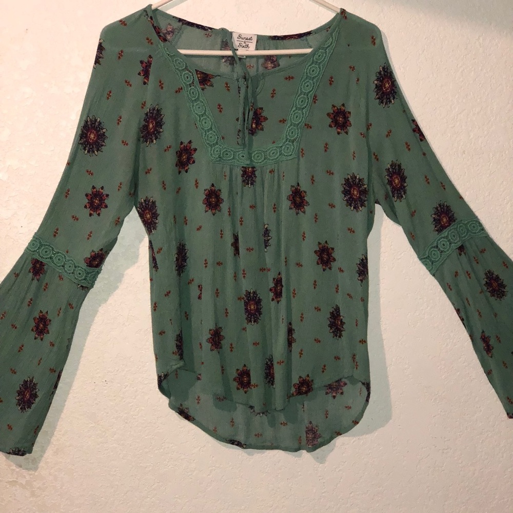 Floral printed blouse with sleeves